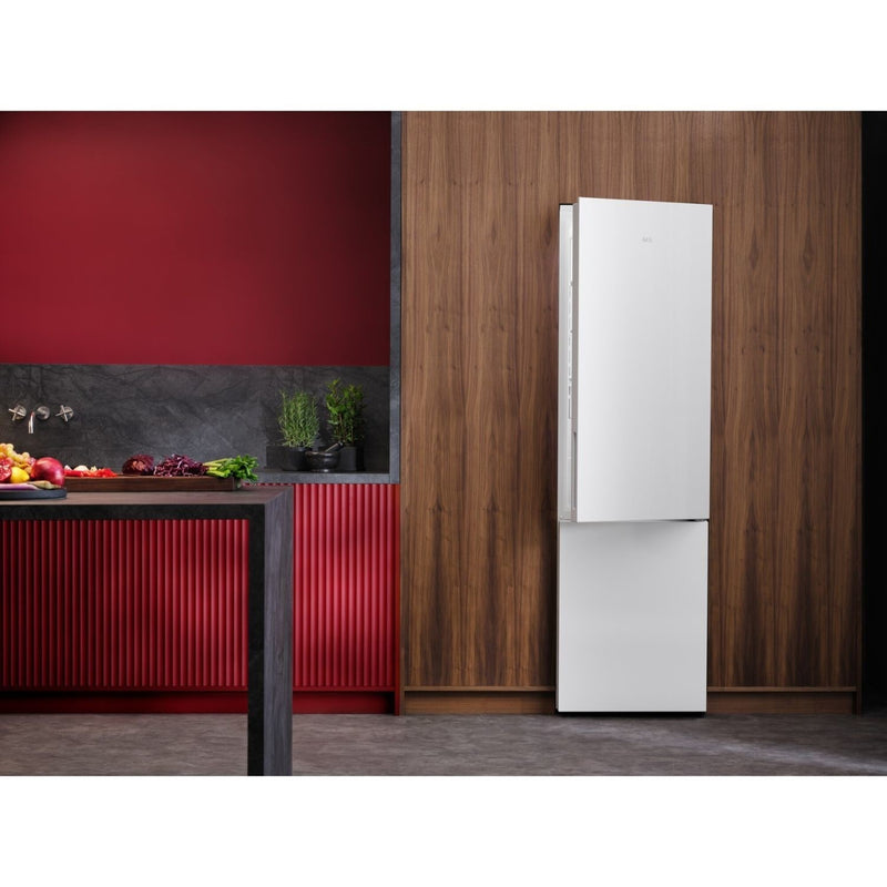 Grade C AEG 7000 Series UltraFresh+ 328 Litre 60/40 Freestanding Fridge Freezer - White