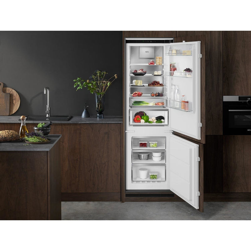 Grade B AEG 8000 Series SCE818E8MF Integrated 244 Litre 70/30 Frost Free Fridge Freezer White