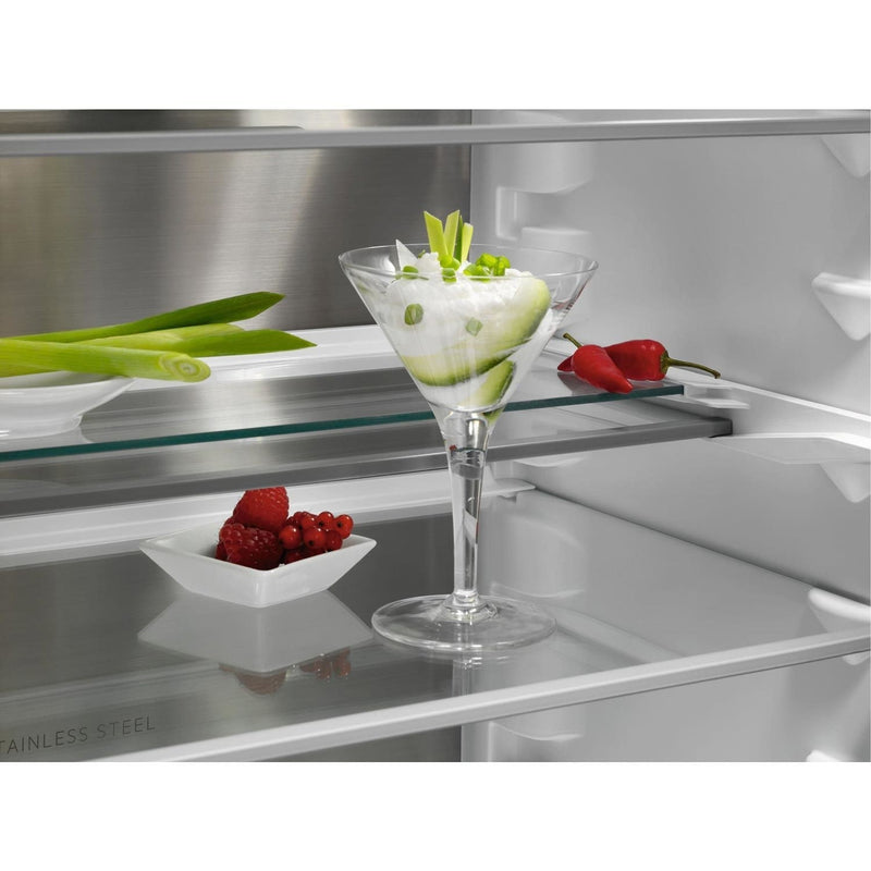 Grade B AEG 8000 Series SCE818E8MF Integrated 244 Litre 70/30 Frost Free Fridge Freezer White