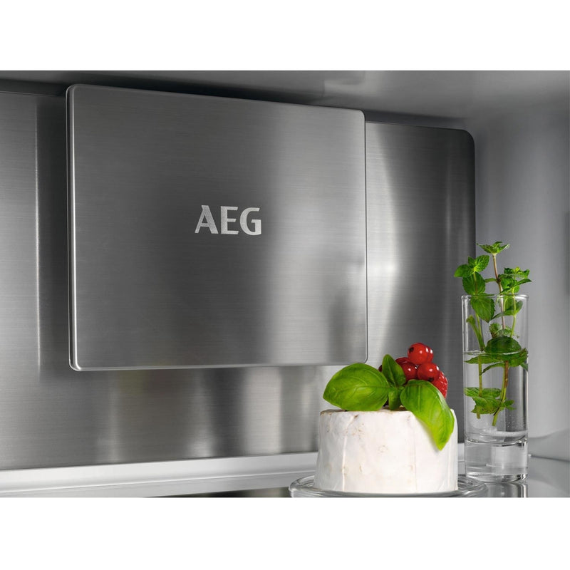 Grade B AEG 8000 Series SCE818E8MF Integrated 244 Litre 70/30 Frost Free Fridge Freezer White